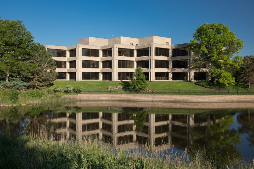 4300 Commerce Ct, Lisle, IL for lease - Building Photo - Image 1 of 9