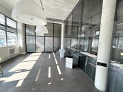 Espace lumineux avec un design moderne et épuré.