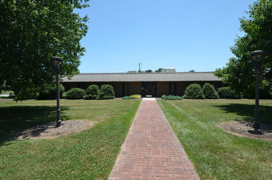 194 W Park Cir, North Wilkesboro, NC for sale - Building Photo - Image 2 of 7