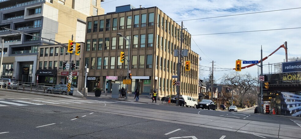845-851 St Clair Av W, Toronto, ON à louer - Photo du bâtiment - Image 2 de 15