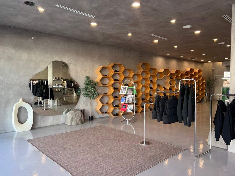 8302 Melrose Ave, Los Angeles, CA à louer - Photo du bâtiment - Image 3 de 10