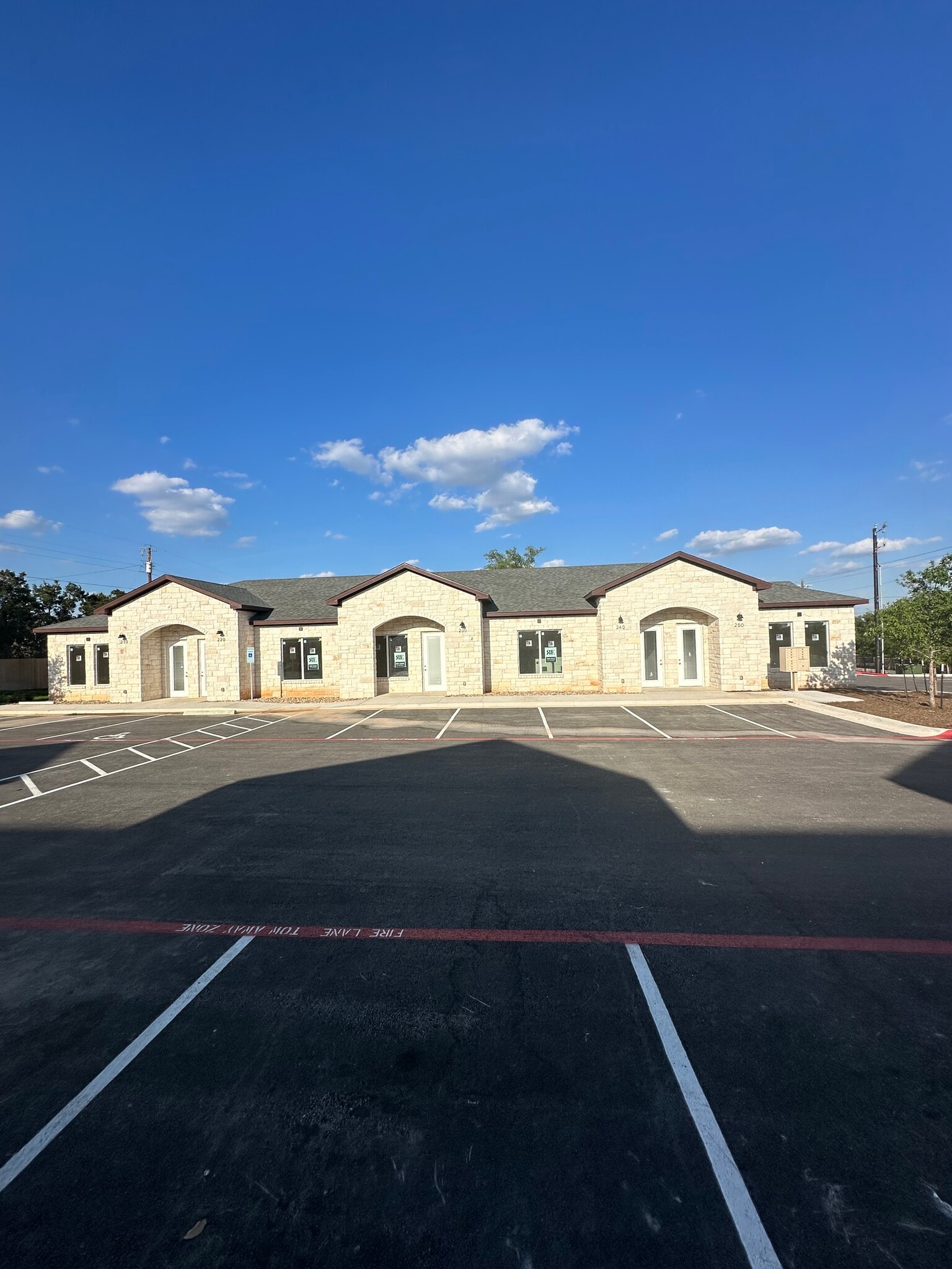 607 Crystal Falls Pky, Leander, TX for sale Primary Photo- Image 1 of 9