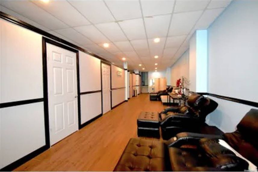 89 E Shore Rd, Manhasset, NY à louer - Photo du bâtiment - Image 2 de 6