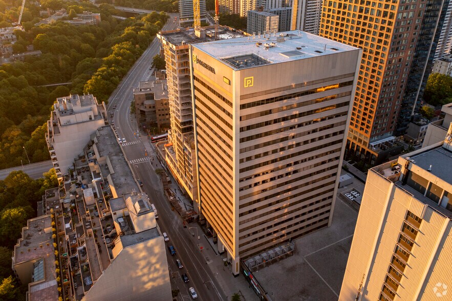 365 Bloor St E, Toronto, ON à louer - Aérien - Image 2 de 13