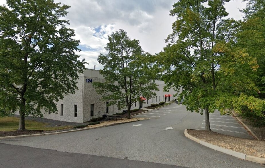 124 Tices Ln, East Brunswick, NJ for lease - Primary Photo - Image 1 of 5