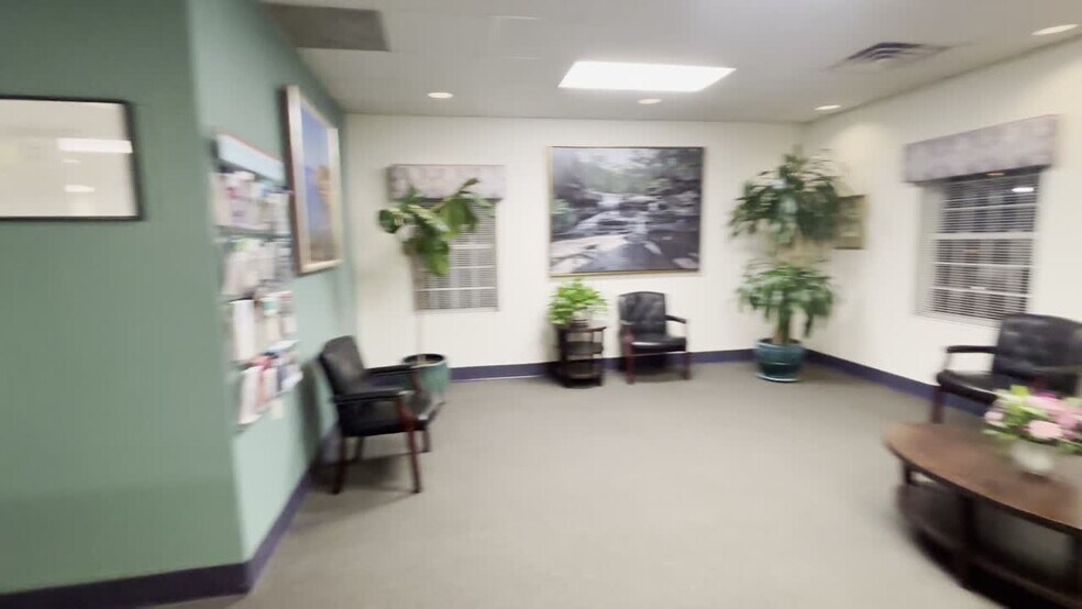 1996 Centre St, West Roxbury, MA à louer - Vidéo sur l’inscription commerciale - Image 2 de 27