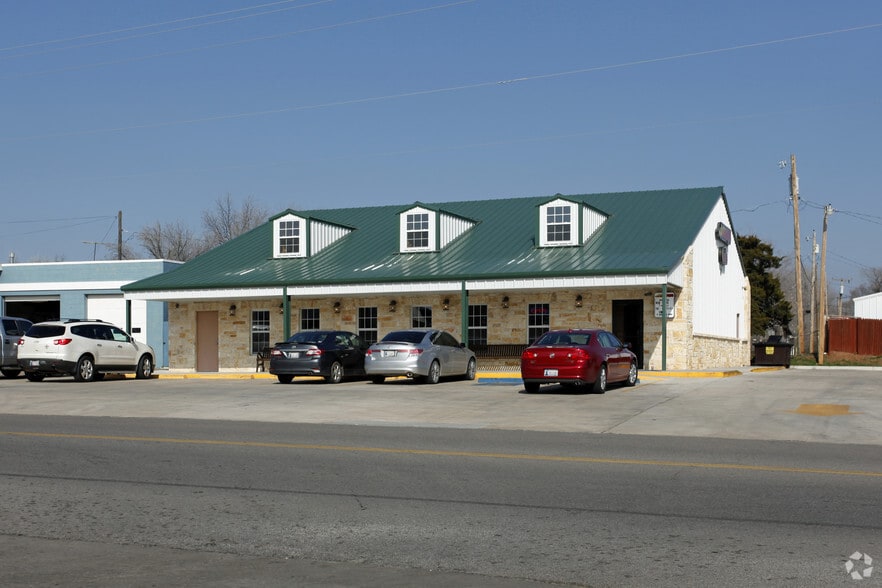 209 E Walnut St, Tecumseh, OK for lease - Primary Photo - Image 1 of 10