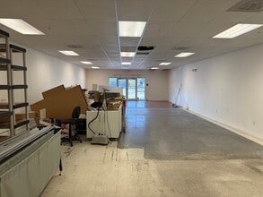 1015-1033 W Bay Dr, Largo, FL for lease Interior Photo- Image 1 of 9