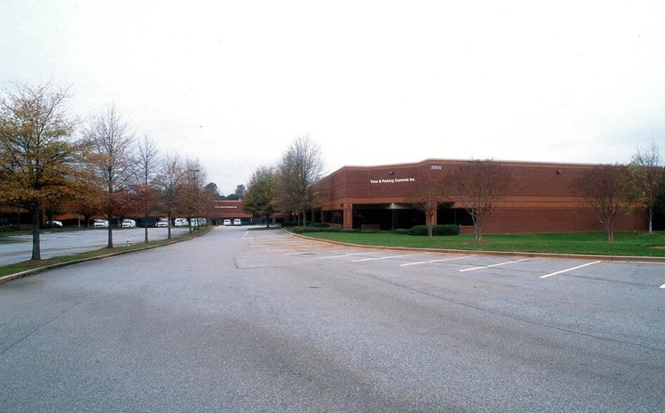 2200 Norcross Pkwy, Norcross, GA à louer - Photo du bâtiment - Image 3 de 5