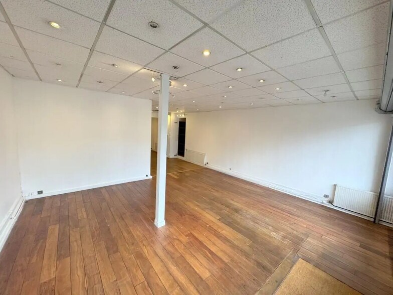 Office in Versailles for lease - Interior Photo - Image 2 of 10