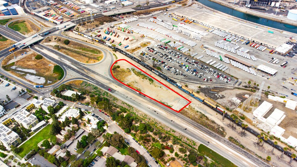 Terrain dans Long Beach, CA à louer - Photo du bâtiment - Image 2 de 4