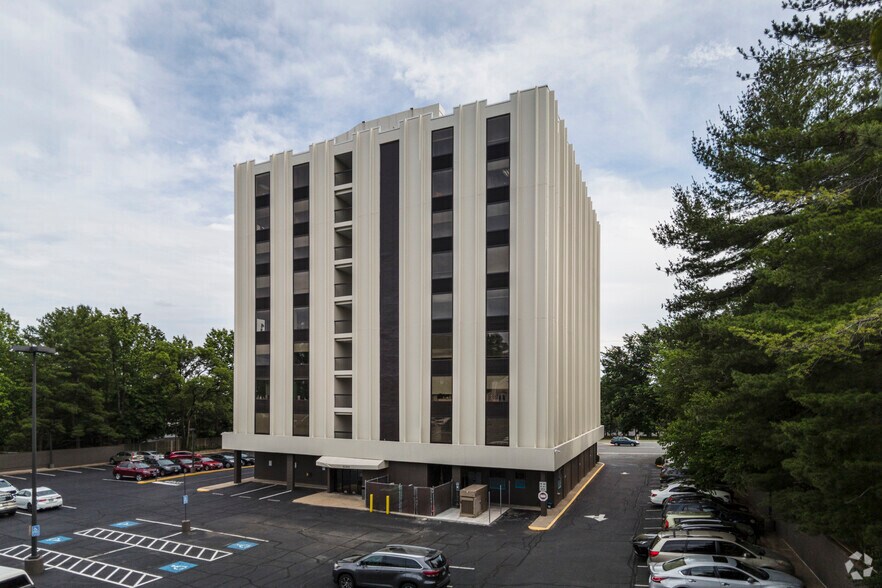 6066 Leesburg Pike, Falls Church, VA à louer - Photo du bâtiment - Image 2 de 7
