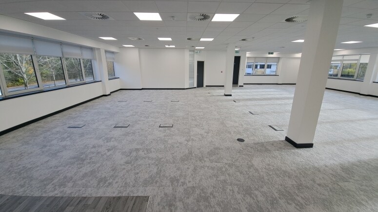 2 Lyon Way, Camberley à louer Photo intérieure- Image 1 de 4