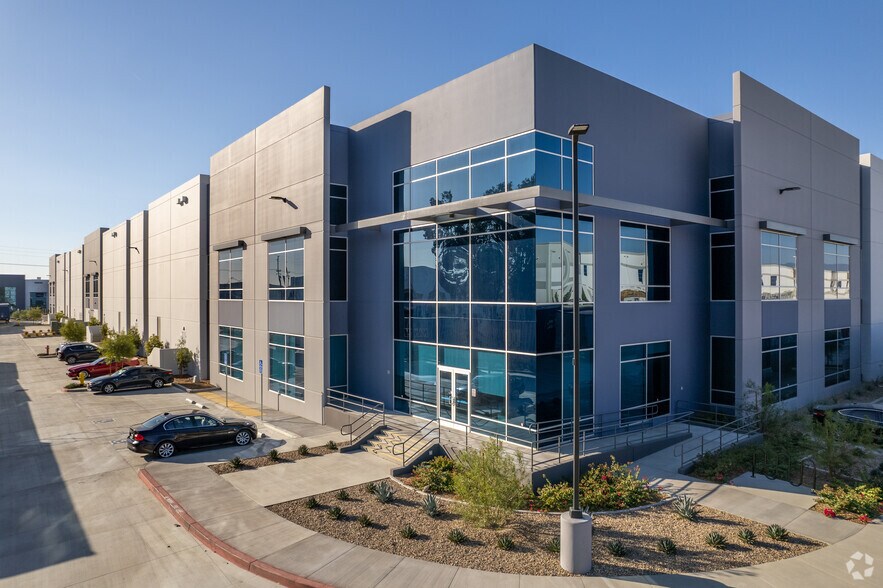 10855 Cherry Ave, Fontana, CA à louer - Photo du bâtiment - Image 1 de 11