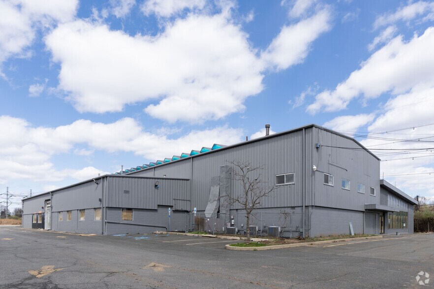 501 Industry Rd, Staten Island, NY à vendre - Photo du bâtiment - Image 3 de 5