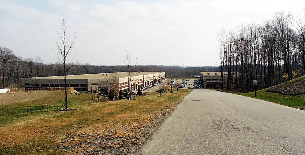 2477 Edison Blvd, Twinsburg, OH à louer - Photo du bâtiment - Image 3 de 5