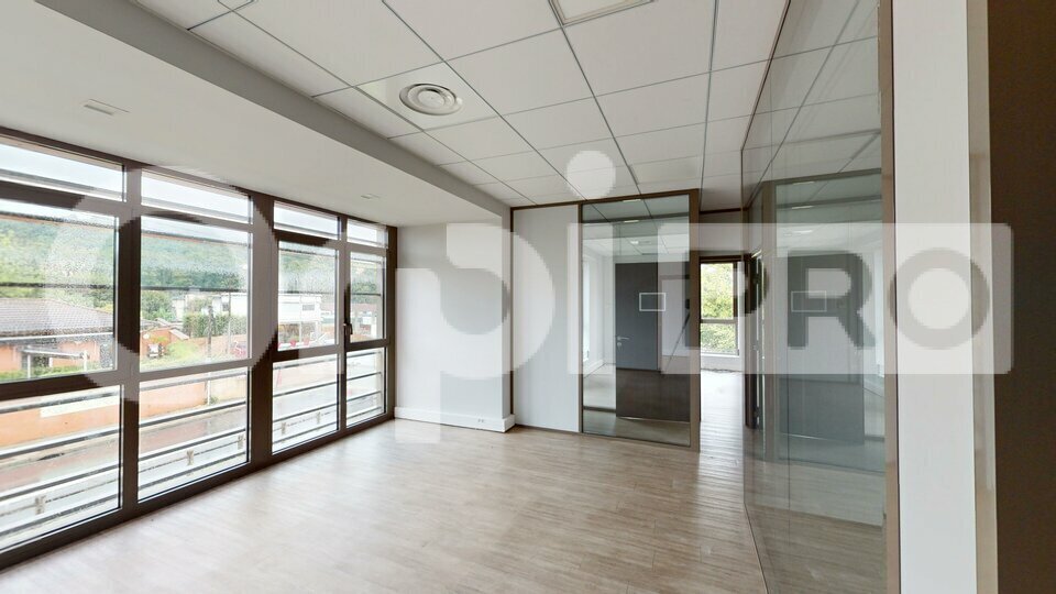 Office in Neuville-sur-Saône for lease - Interior Photo - Image 2 of 7