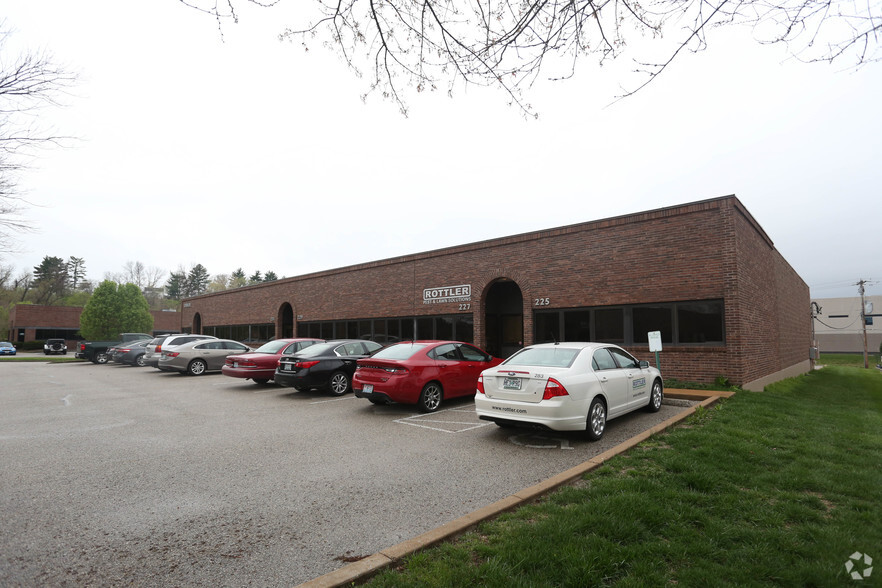 225-235 Chesterfield Industrial Blvd, Chesterfield, MO à vendre - Photo principale - Image 1 de 1