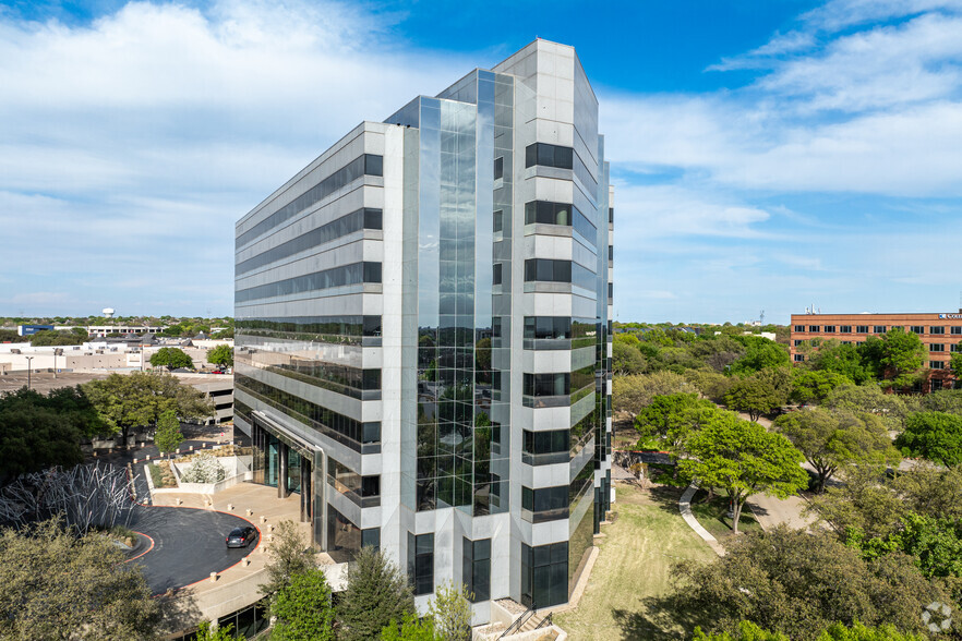 4965 Preston Park Blvd, Plano, TX à louer - Photo du bâtiment - Image 3 de 6