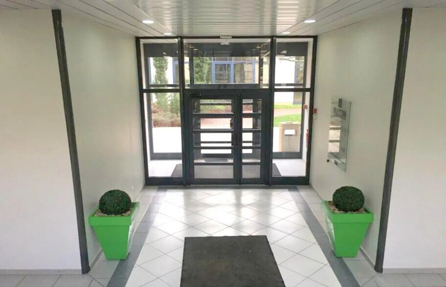 Office in Guyancourt for lease - Building Photo - Image 2 of 4