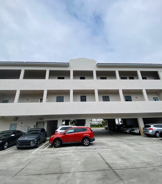 9726 E Indigo St, Miami, FL à louer - Photo du bâtiment - Image 2 de 10