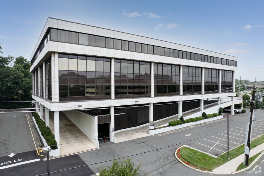 510 Thornall St, Edison, NJ à louer - Photo du bâtiment - Image 1 de 9