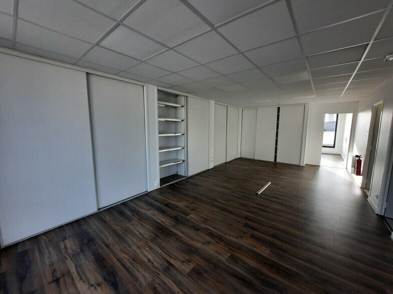 Office in Rouen for lease - Interior Photo - Image 3 of 13