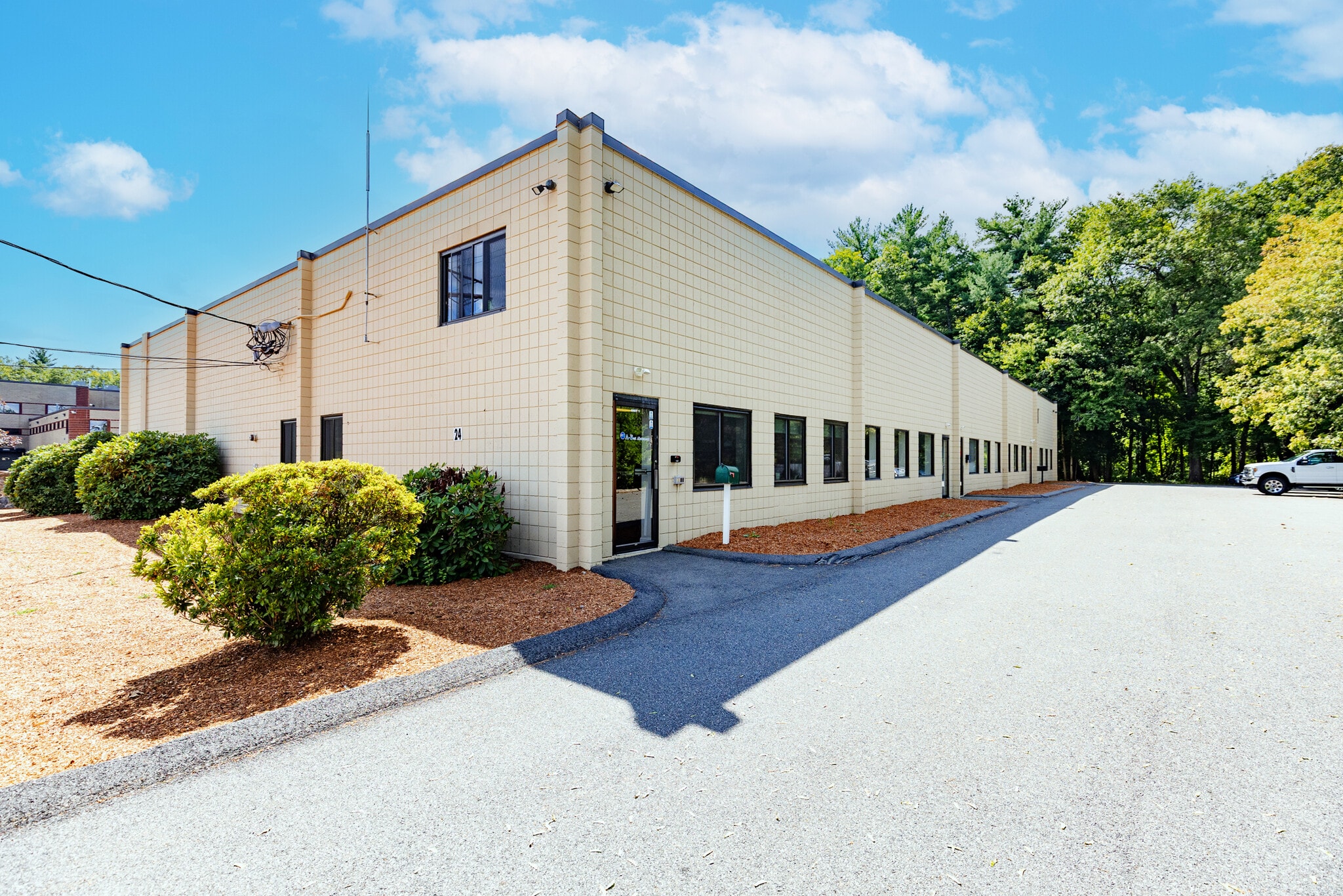24 Keewaydin Dr, Salem, NH for lease Primary Photo- Image 1 of 15