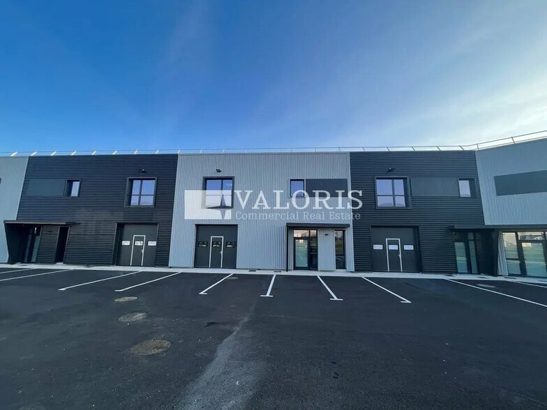 Flex in Saint-Quentin-Fallavier for lease - Building Photo - Image 2 of 5