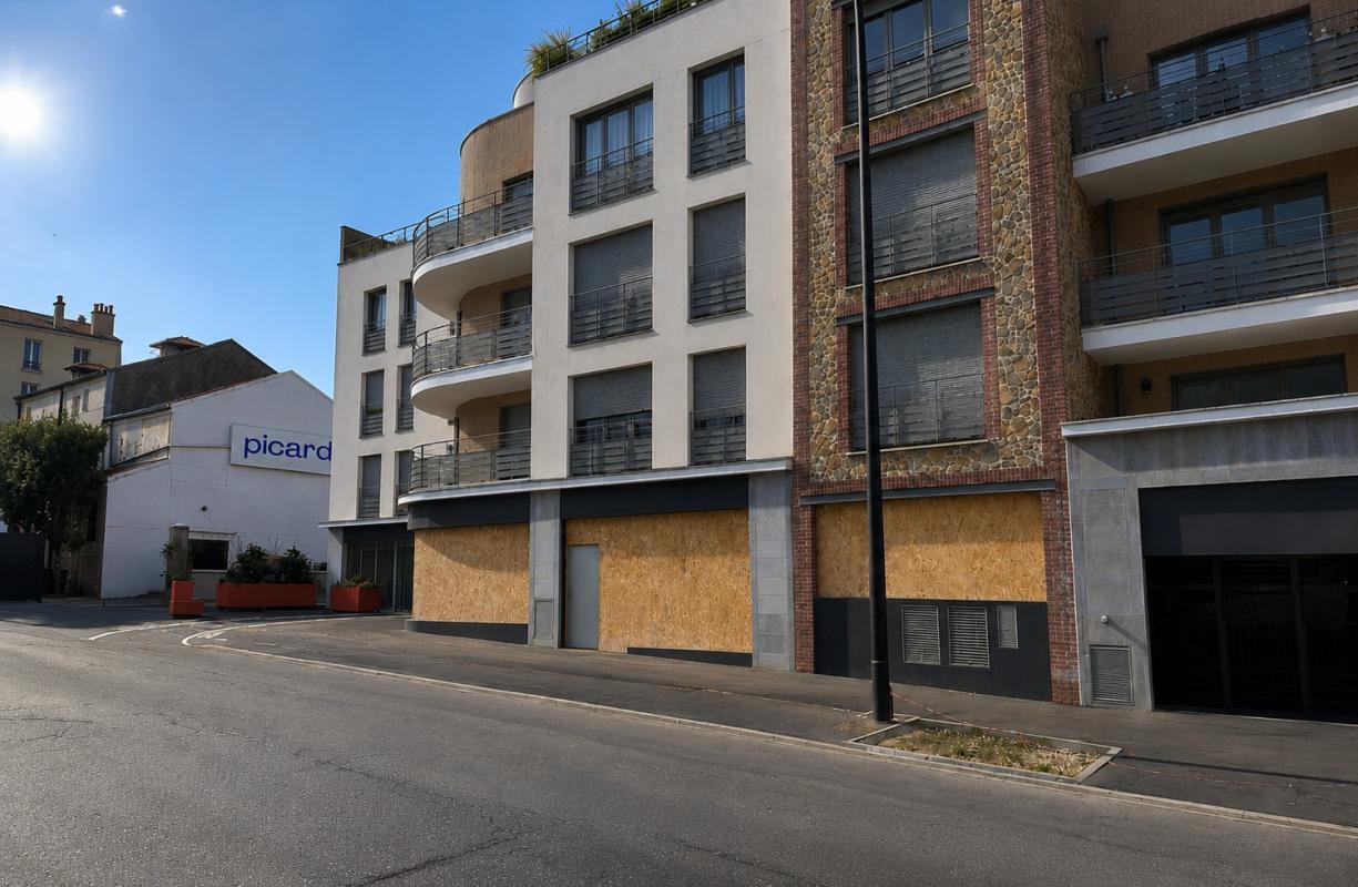Retail in Neuilly-Plaisance for lease Building Photo- Image 1 of 4