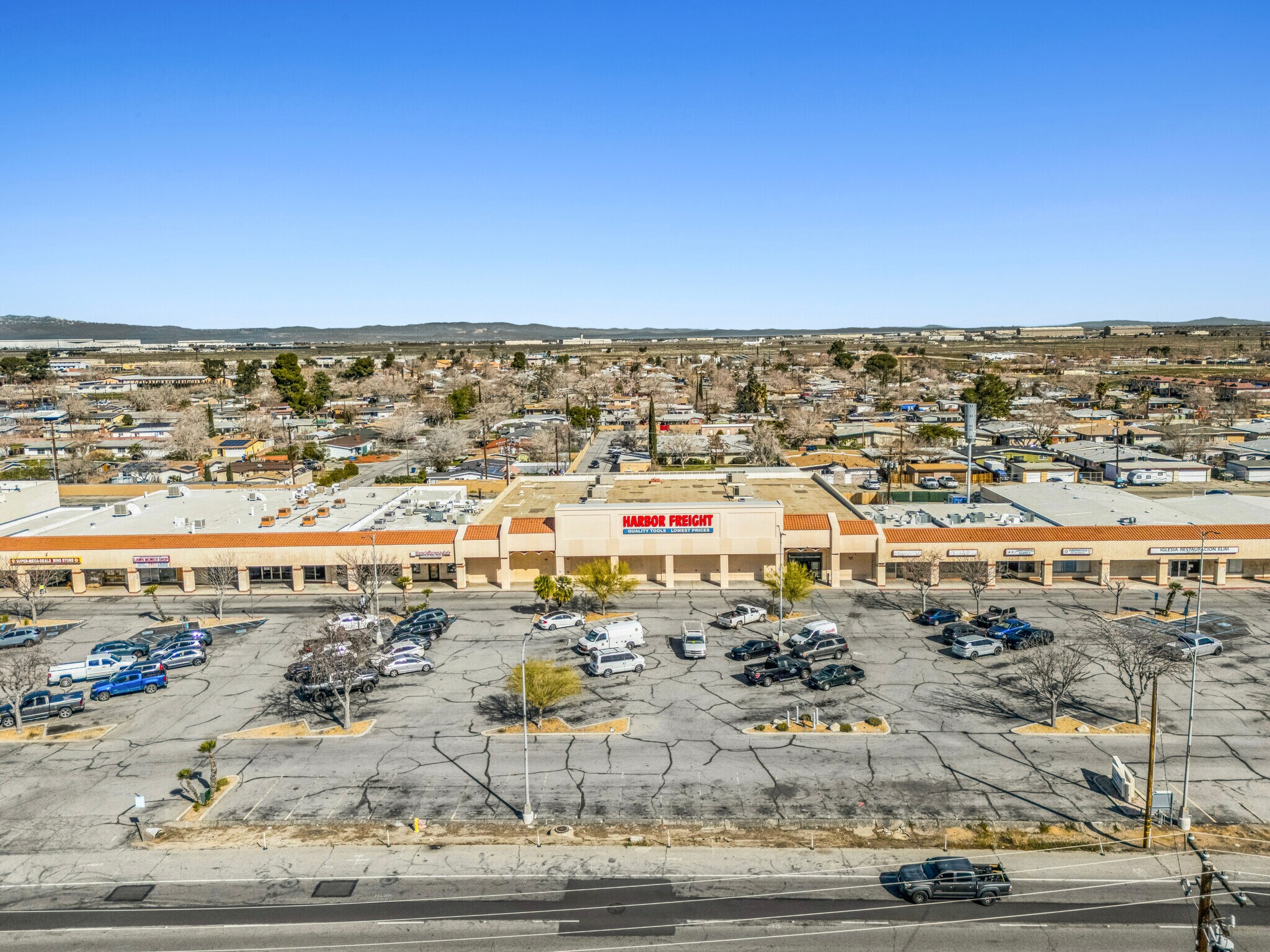 2121 E Palmdale Blvd, Palmdale, CA for lease Primary Photo- Image 1 of 5