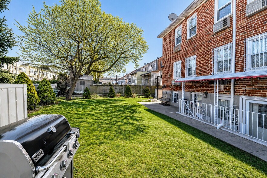 4219 195th St, Flushing, NY à vendre - Photo du bâtiment - Image 2 de 5