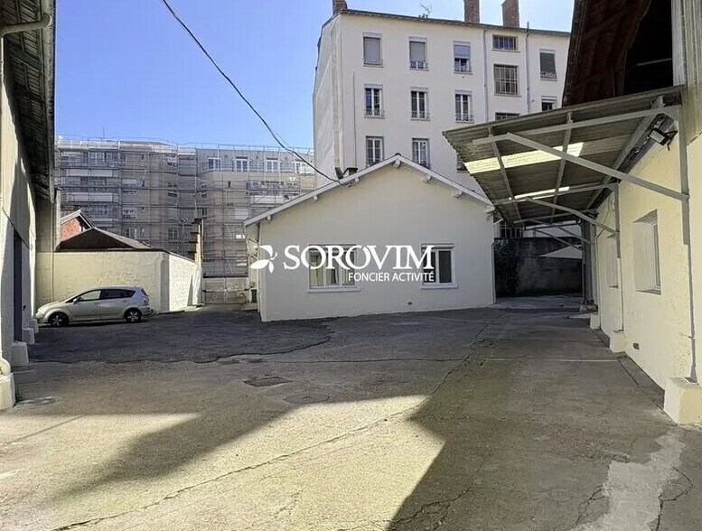 Flex in Lyon for lease - Building Photo - Image 1 of 11