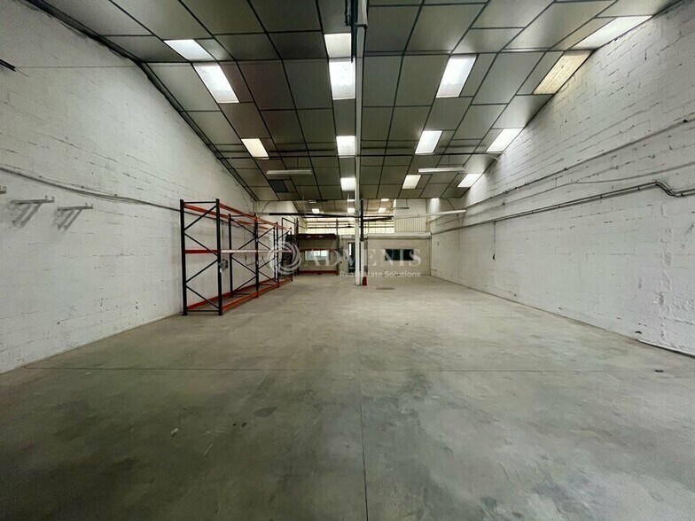 5 Rue De L'Industrie, SAINT-OUEN-L'AUMONE for lease - Interior Photo - Image 2 of 11