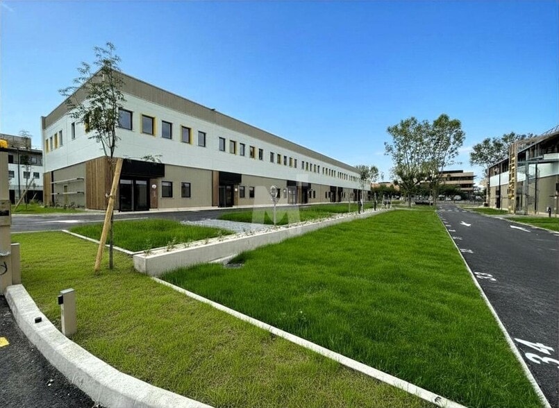 Flex in Fresnes for lease - Building Photo - Image 2 of 15