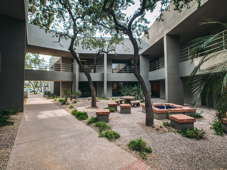 5070 N 40th St, Phoenix, AZ à louer - Photo du bâtiment - Image 3 de 5