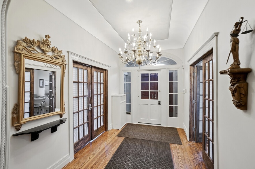 2406 Auburn Ave, Cincinnati, OH for sale - Primary Photo - Image 1 of 71