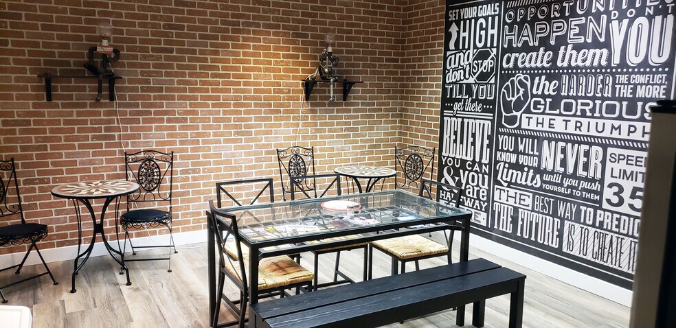 22575 Lougheed Hwy, Maple Ridge, BC à louer - Photo du bâtiment - Image 3 de 7