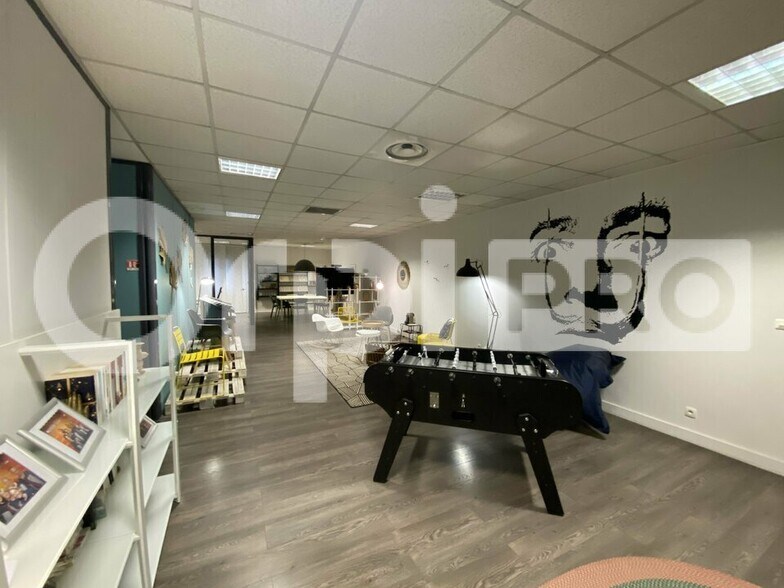 Flex in Vaulx-en-Velin for sale - Building Photo - Image 3 of 12