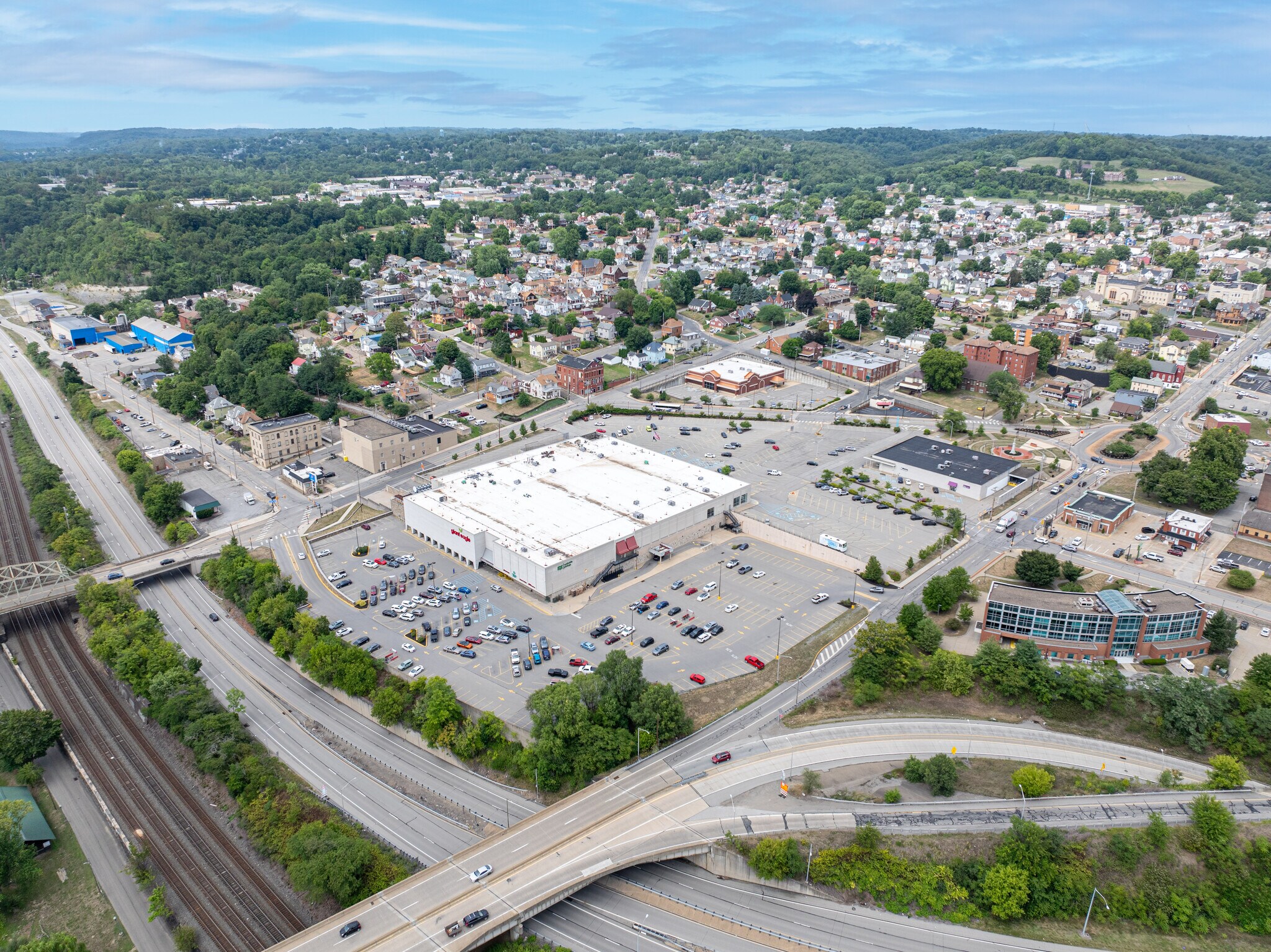 300 Brighton Ave, Rochester, PA à louer Photo du bâtiment- Image 1 de 2
