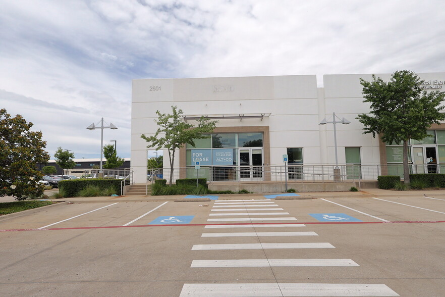 2727 W Mockingbird Ln, Dallas, TX à louer - Photo du bâtiment - Image 2 de 20