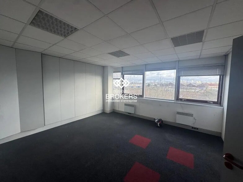 Office in Gennevilliers for lease - Interior Photo - Image 3 of 4