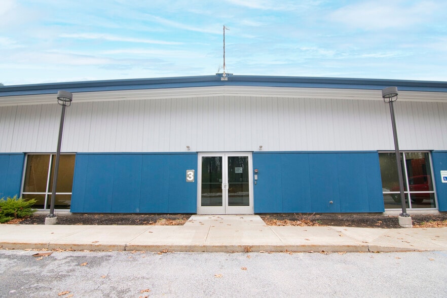 3 Unlimited Dr, Saratoga Springs, NY for lease - Building Photo - Image 1 of 40