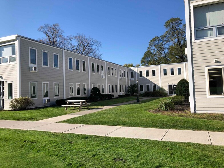 1 Barney Rd, Clifton Park, NY à vendre - Photo du bâtiment - Image 3 de 5