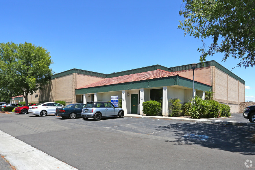 5748 E Shields Ave, Fresno, CA for lease - Primary Photo - Image 1 of 26