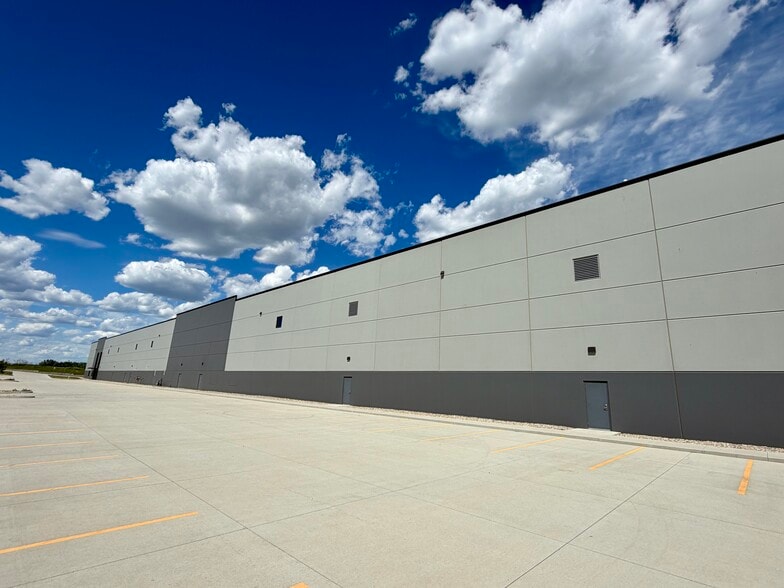 5400 Career Ave, Sioux Falls, SD for lease - Building Photo - Image 3 of 15
