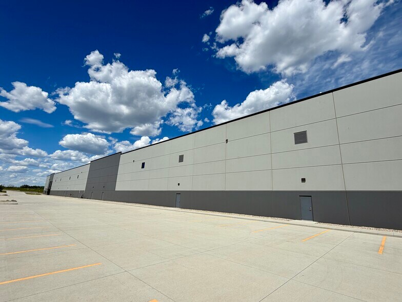 5400 Career Ave, Sioux Falls, SD à louer - Photo du bâtiment - Image 3 de 15