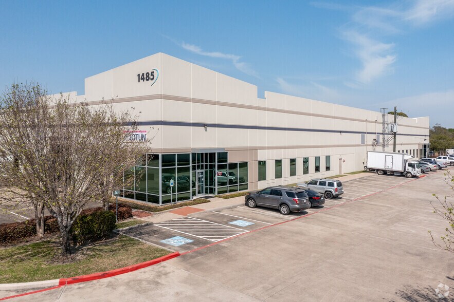 1485 E Sam Houston Pky S, Pasadena, TX à louer - Photo du bâtiment - Image 2 de 9