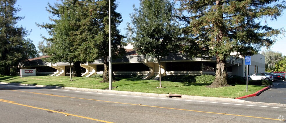 1329 Moffett Park Dr, Sunnyvale, CA à louer - Photo du bâtiment - Image 2 de 4