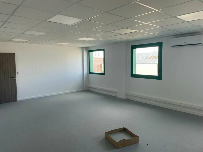 Flex in Mions for lease - Interior Photo - Image 2 of 10